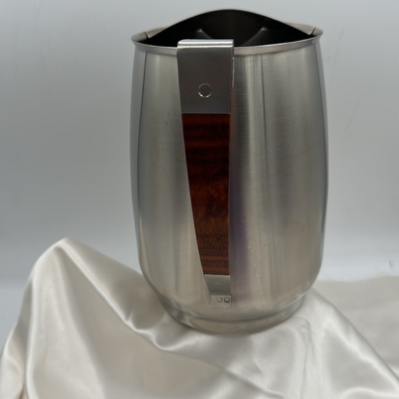 West Bend Stainless Steel 2 1/2qt. Pitcher with Wood and Stainless Handle. - Picture 4 of 8